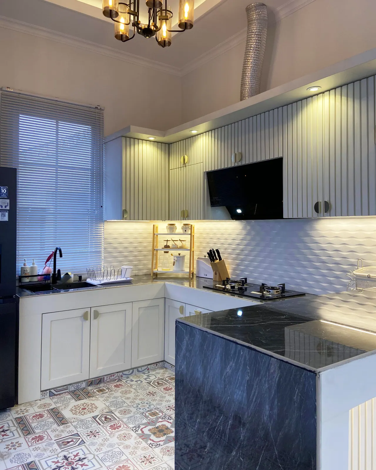 Kitchen set custom dengan layout L-shape dan area kerja sink-kompor yang efisien