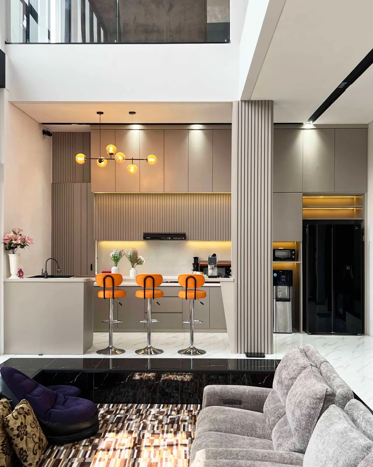 Kitchen set modern dapur & ruang keluarga terbuka rumah cluster