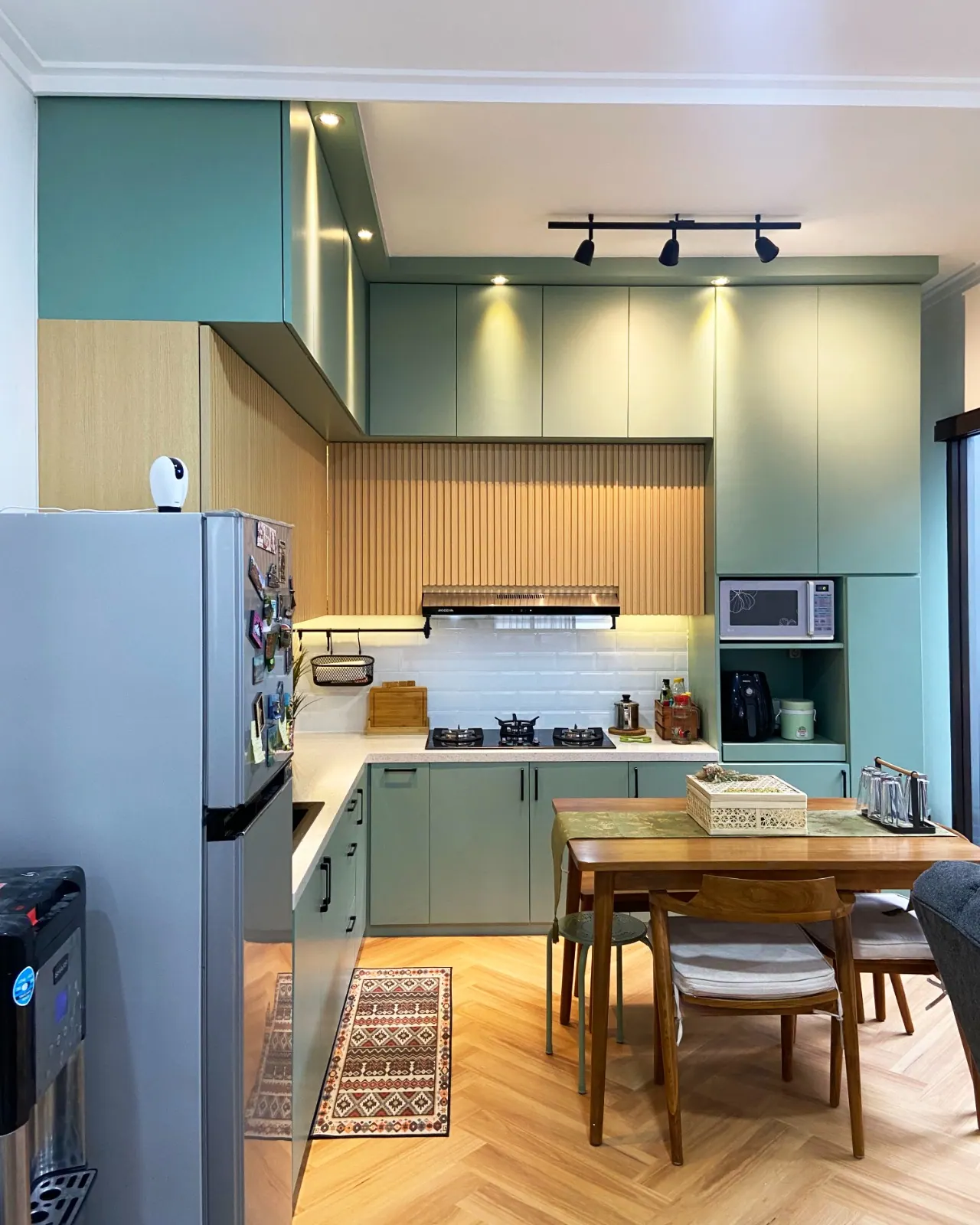 Kitchen Set & Pantry custom karya SAVOY, finishing modern - detail 3