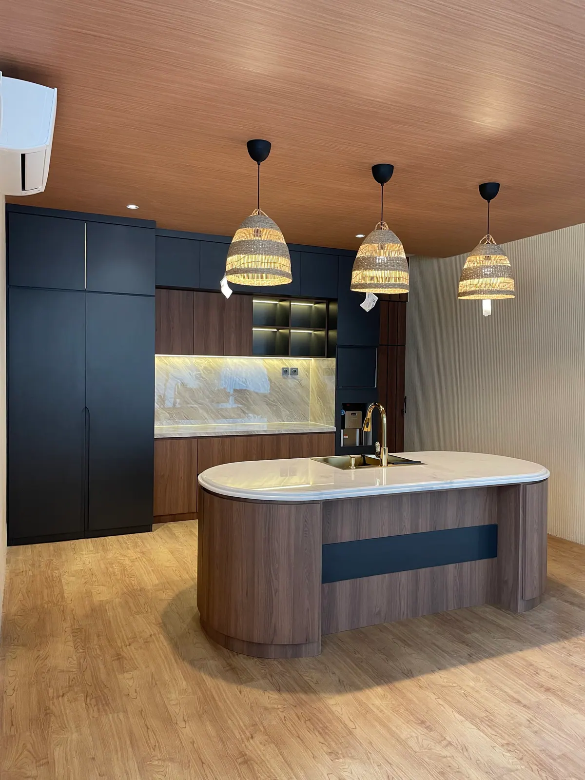 Kitchen Set & Pantry custom karya SAVOY, finishing modern - detail 5