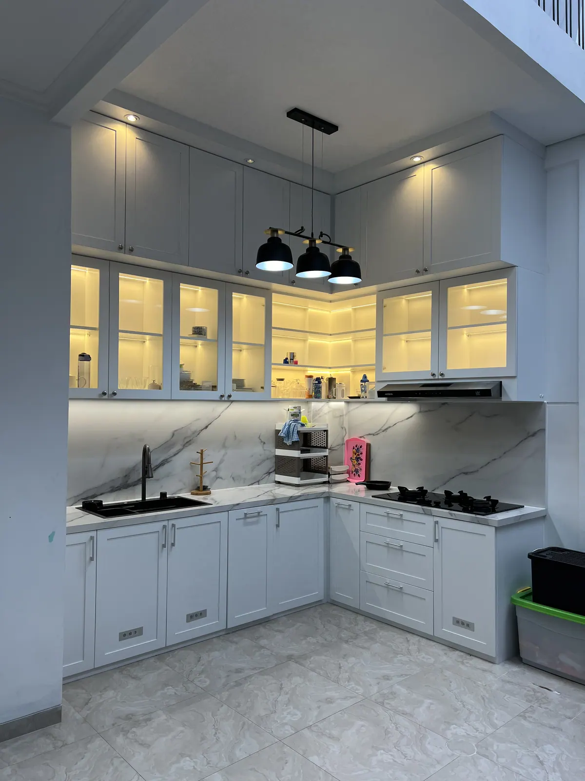 Kitchen set semi klasik pintu kaca display