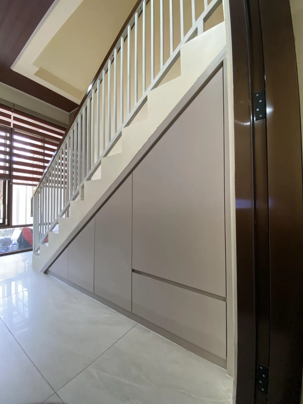 Detail profil moulding lemari klasik bawah tangga