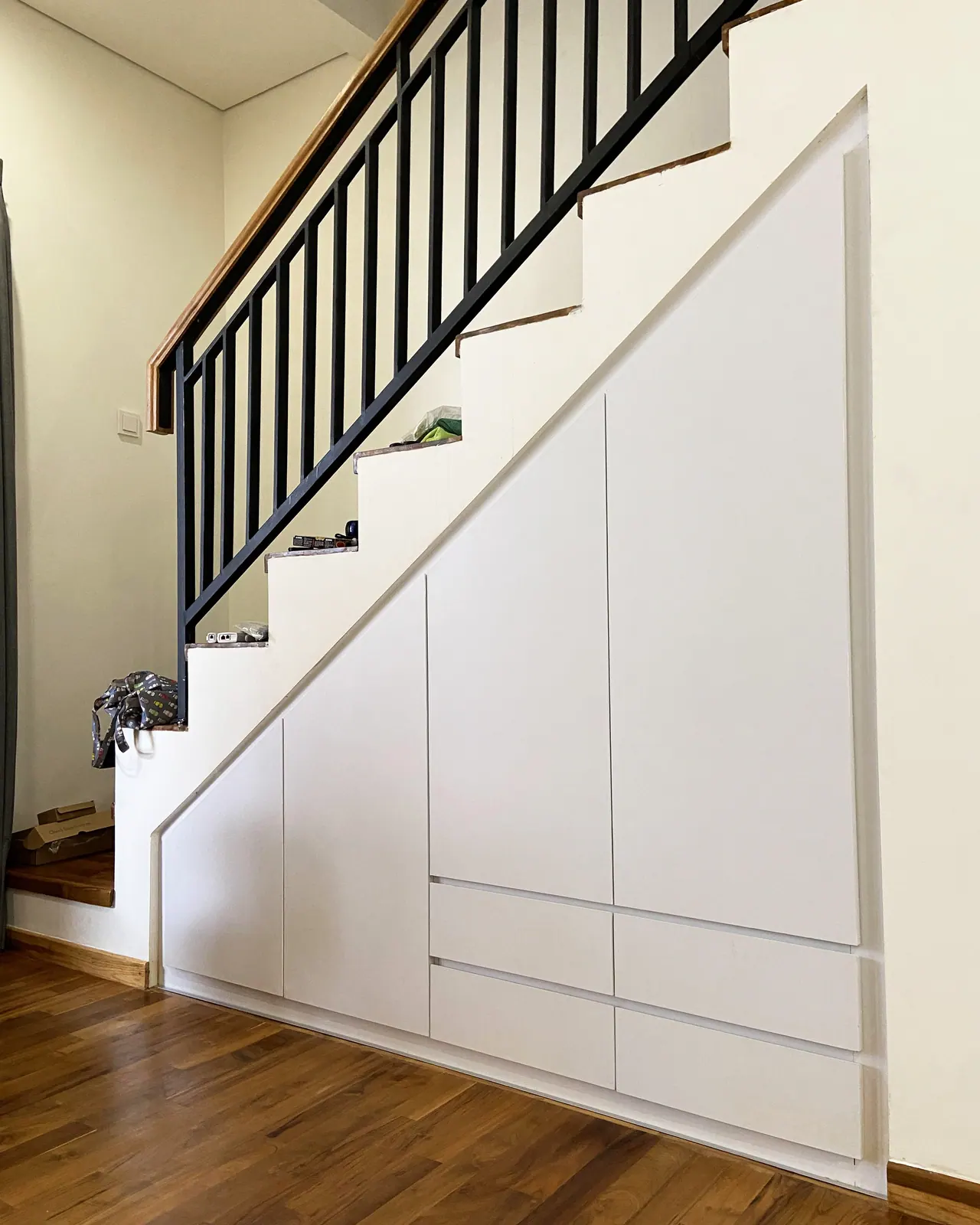 Lemari Bawah Tangga custom karya SAVOY, di Sariwangi, finishing minimalis