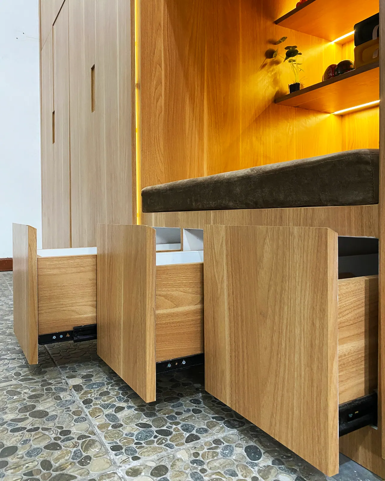 Lemari Bawah Tangga custom karya SAVOY, di Sarijadi - detail 3