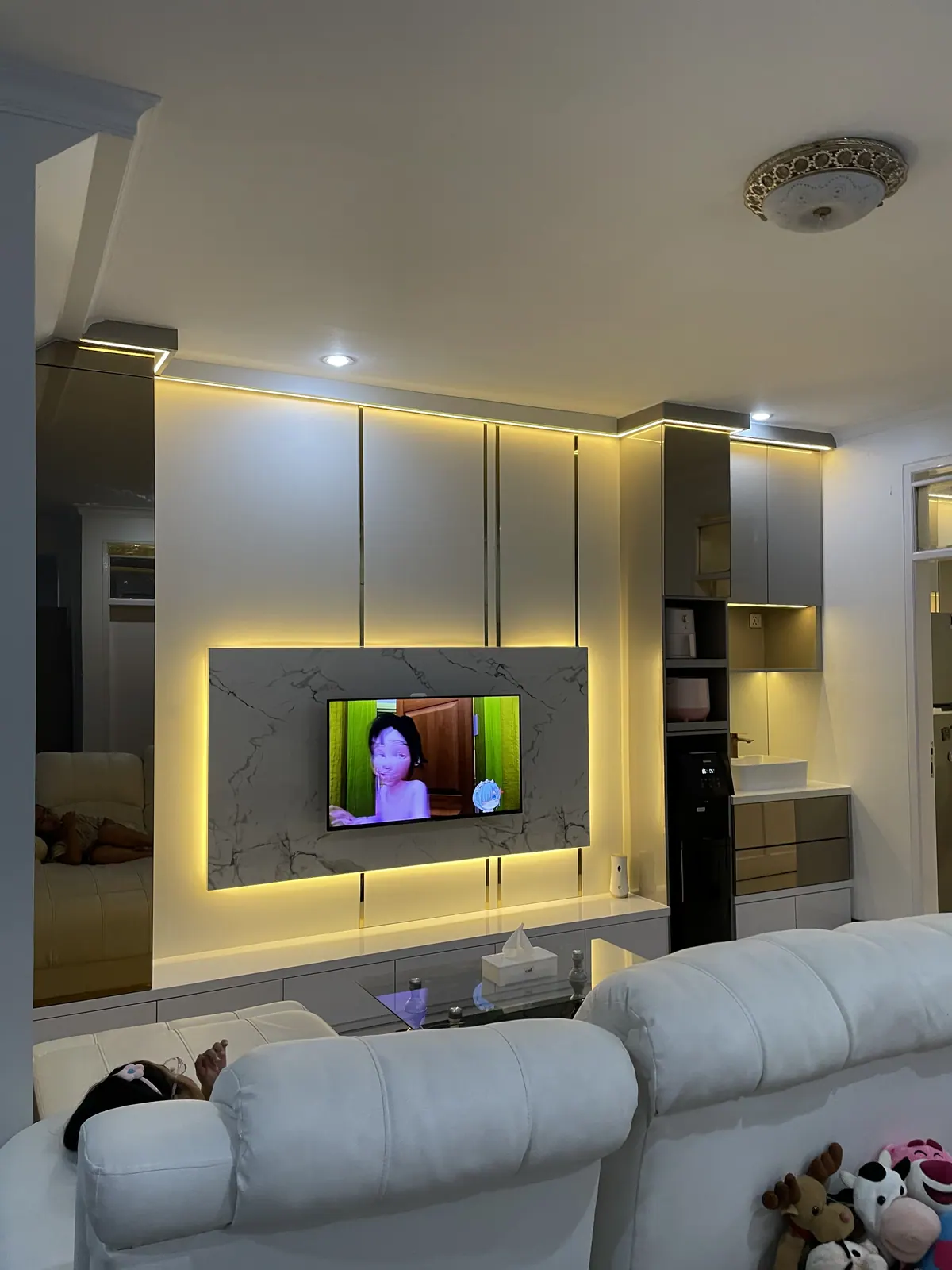 Backdrop TV custom ruang keluarga oleh SAVOY