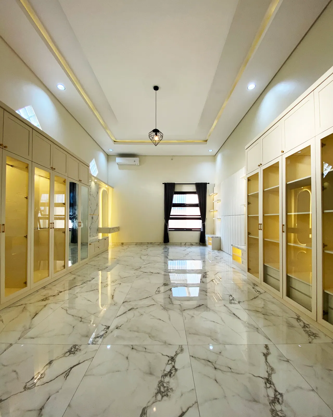 Detail laci perhiasan walk-in closet