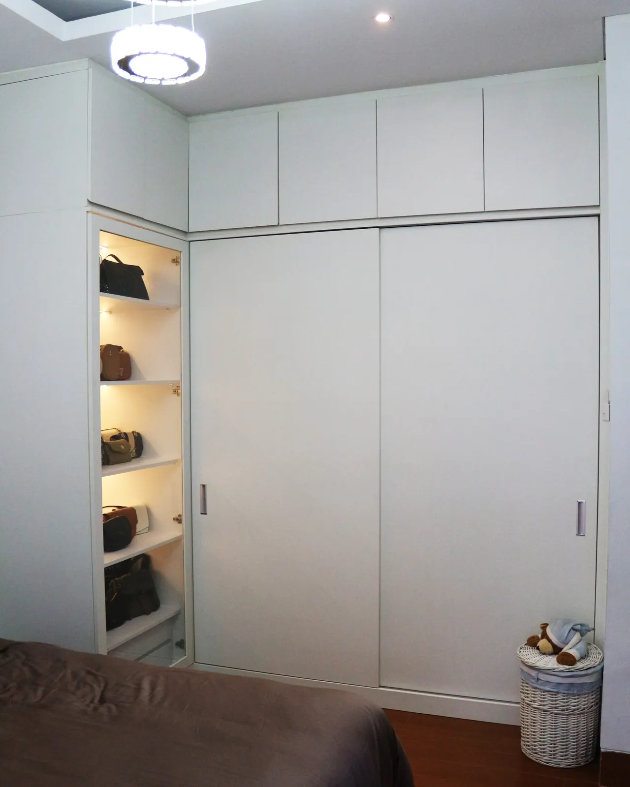 Lemari pakaian built-in custom di Bandung oleh SAVOY