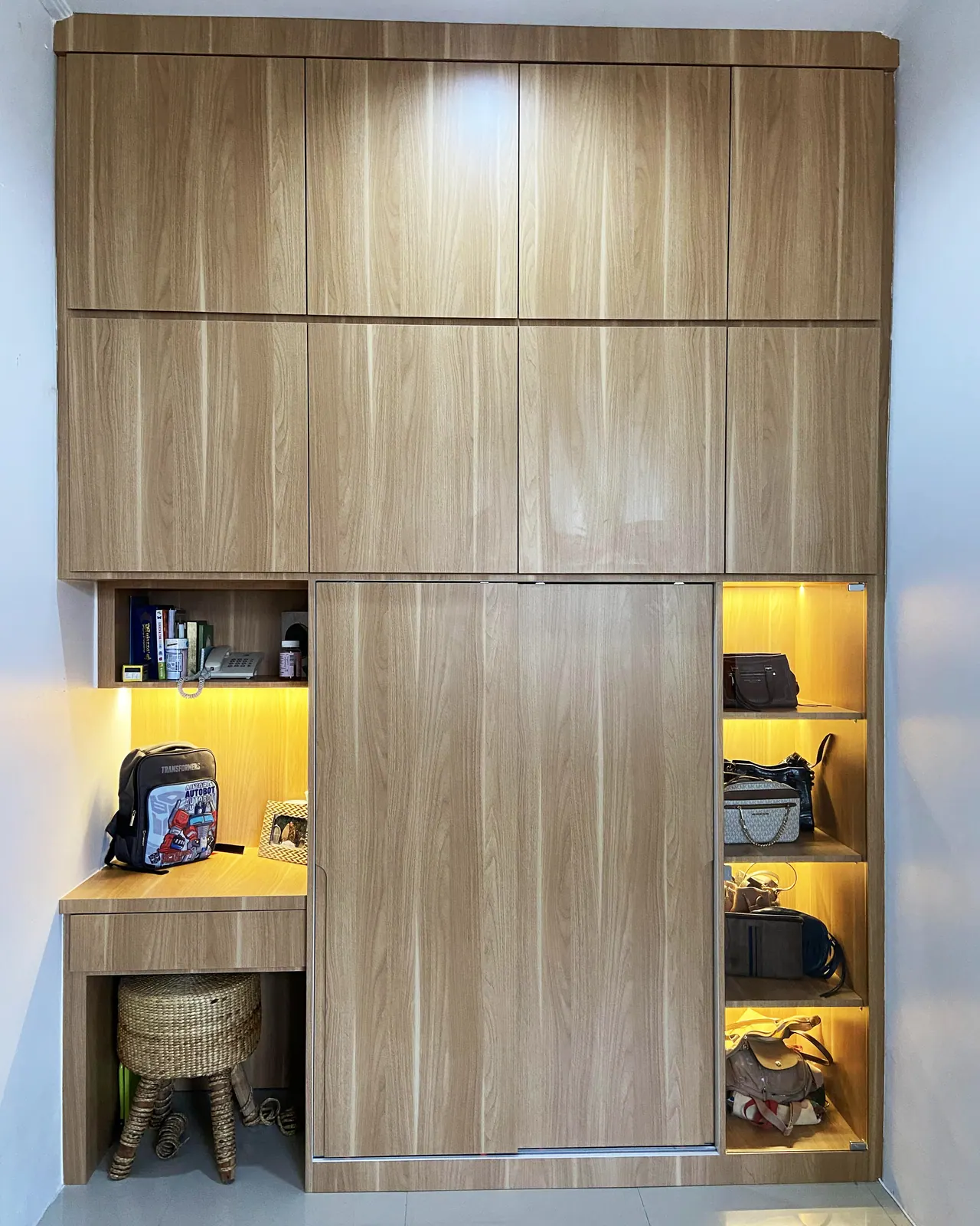 Meja kerja built-in dan rak buku ergonomis di kamar tidur