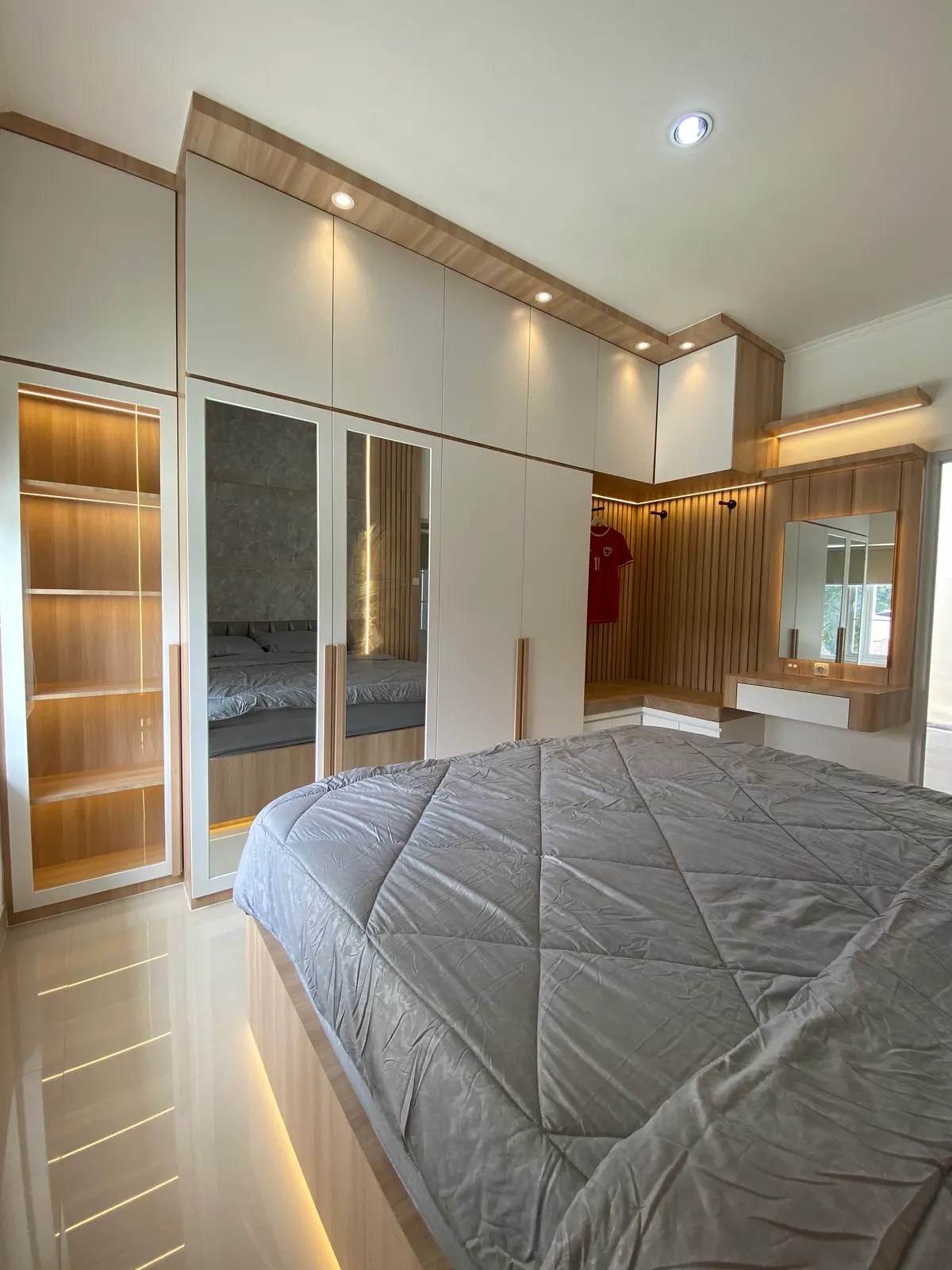 Lemari pakaian master suite tahan lembab di Bekasi