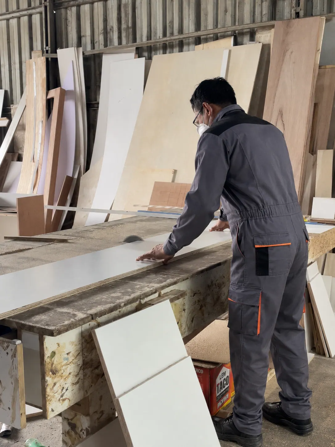 Pemotongan panel furniture di workshop